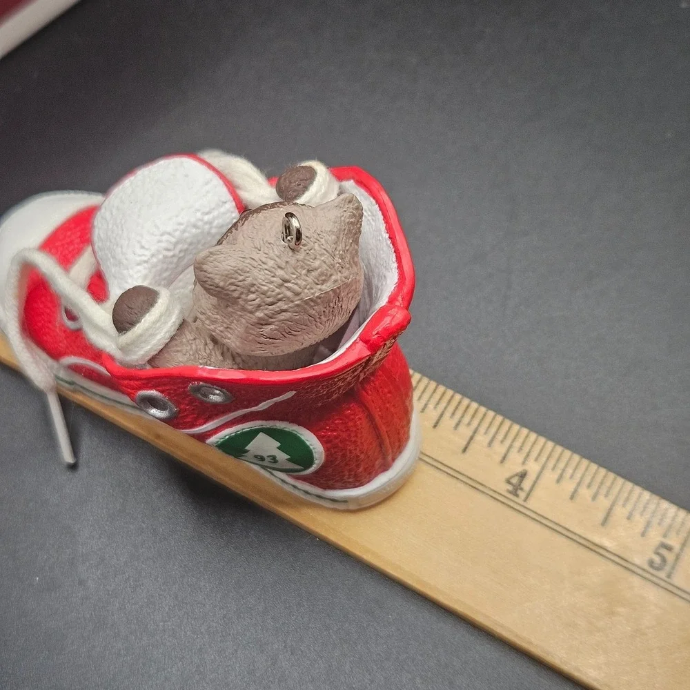 VTG Hallmark Keepsake High Top-purr 1993 Kitten Sneaker Christmas Ornament